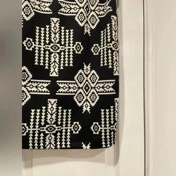 Charlotte Russe Black Cream Aztec Print Stretchy Pencil Skirt Midi Size Medium - Picture 4 of 10
